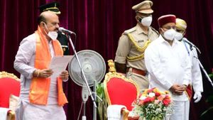 கர்நாடக கேபினட் இன்று பதவியேற்பு.. துணை முதல்வர் பதவி இல்லை.. எடியூரப்பாவை விஞ்சி விட்டாரா பொம்மை? 