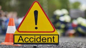 ஆரணியில் பரிதாபம்...கார் டயர் வெடித்து லாரி மீது மோதல்...குல தெய்வம் கோயிலுக்கு சென்ற 6 பேர் பலி 