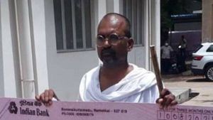 இந்தாங்க சார் என் குடும்பத்தின் மீதான ரூ 2.63 லட்சம் கடனுக்கான காசோலை.. நாமக்கல்லில் சுவாரஸ்யம்! 