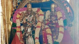 ஆவணி மூலத் திருவிழா : அள்ளக் குறையாத உலவாக்கோட்டை அருளிய லீலை - பாணனுக்கு அங்கம் வெட்டிய லீலை 