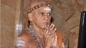 மதுரை ஆதின மடத்தின் புதிய மடாதிபதி  போட்ட 6 உத்தரவுகள் - பல்லக்கில் பட்டினபிரவேசம் செய்து ஆசி 