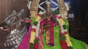  மதுரை மீனாட்சி அம்மன் கோவில் ஆவணி மூலத்திருவிழா நிறைவு - விறகு விற்ற இறைவனின் திருவிளையாடல் 