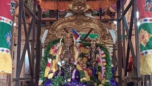 மதுரை பிட்டு திருவிழா: வைகையில் பெருகிய வெள்ளம்... பிட்டுக்கு மண் சுமந்து பிரம்படி பட்ட இறைவன்