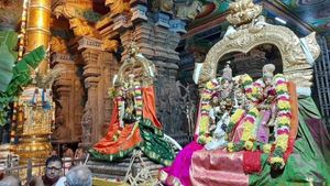 மதுரை ஆவணி மூலம் திருவிழா : கருங்குருவிக்கு உபதேசம் செய்த சிவனின் திருவிளையாடல் 