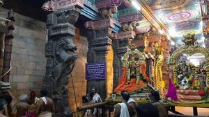 மதுரை மீனாட்சி அம்மன் கோவிலில் ஆவணி மூலத்திருவிழா... தினம் தினம் சிவனின் திருவிளையாடல் லீலைகள் 