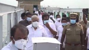 வைகை அணைக்கு சென்ற அமைச்சர்கள்..  பறந்து வந்த தேனீக்களால் தேனியில் ஒரே பரபரப்பு 