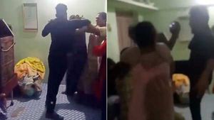 தெலுங்கானாவில் திருநங்கையை கத்தியால் குத்திய இளைஞர்.. பதற வைக்கும் வீடியோ காட்சிகள் 