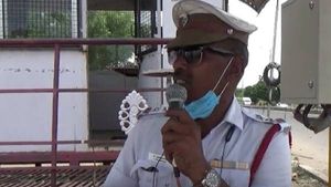 குடும்பம் முக்கியம்; விட்டுகொடுத்து வாழுங்கள்: பேச்சால் வாகன ஓட்டிகள் மனங்கவர்ந்த மதுரை டிராபிக் எஸ்.ஐ 