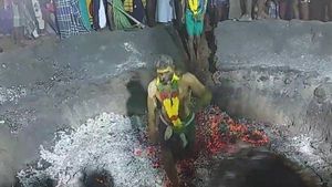திருப்புவனம் அருகே தீ மிதித்து மொகரம் பண்டிகை கொண்டாடிய இந்துக்கள்! 
