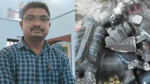 திருமணமாகாத விரக்தி.. மாரியம்மன் கோவிலில் சாமி சிலைகளை உடைத்த இளைஞர் கைது 