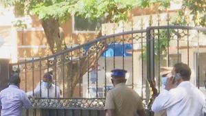 கோவை வடவள்ளியில் வேலுமணியின் உறவினர் வீட்டில் வரவு செலவு கணக்கு புத்தகம் பறிமுதல் 
