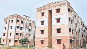 தொட்டால் உதிரும் பெரம்பலூர் குடிசைமாற்றுவாரிய வீடுகள்: ஆட்சியர் ஆய்வு - ரூ.2 கோடி நிறுத்தி வைப்பு 