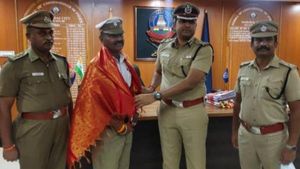 வைரலான போக்குவரத்து எஸ்.ஐயின் வீடியோ: டிஜிபி போனில் பாராட்டு.. மதுரை கமிஷனர் நேரில் பாராட்டு