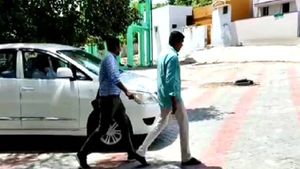  12 மணி நேரம் நடந்த பரபர சோதனை..திமுக பிரமுகர் வீட்டிலிருந்து ரூ70 கோடி மதிப்பிலான ஆவணங்கள் பறிமுதல்