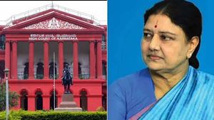 சசிகலா பெங்களூர் சிறையில் இருந்தபோது நடந்த முறைகேடுகள் என்ன? எப்.ஐ.ஆர் விவரத்தை கேட்கிறது ஹைகோர்ட் 