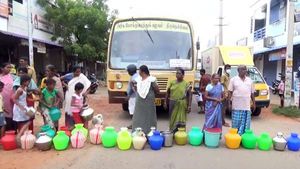 எட்டி பார்த்தால் தாமிரபரணி ஆறு.. ஆனா குடிக்க தண்ணீர் இல்லை! கொதித்து எழுந்த நெல்லை மக்கள் போராட்டம் 