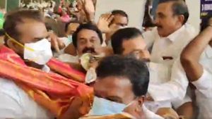 அடேங்கப்பா.. குலுங்கிய கோவை ஏர்போர்ட் வளாகம்.. வேலுமணியை வரவேற்க வண்டி வண்டியாக வந்த அதிமுகவினர் 