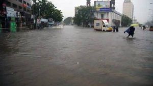 திருச்சி மாவட்டத்தை புரட்டிப்போட்ட 3 மணி நேர மழை..  குளம்  நிரம்பி ஊருக்குள் வந்த வெள்ளம் 