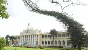 மாணவி கூட்டு பலாத்காரம்: மைசூரு பல்கலைக்கழகம் எடுத்த சர்ச்சை நடவடிக்கை.. எதிர்ப்பால் வாபஸ் பெற்றது! 
