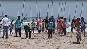 புதுச்சேரியில் உச்சக்கட்ட பதற்றம்.. நடுக்கடலில் மீனவர்களிடையே பயங்கர மோதல்..போலீசார் துப்பாக்கி சூடு
