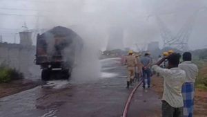 நெய்வேலி நிலக்கரி சுரங்க லாரி மோதி ஒருவர் பலி.. 4 லாரிகளுக்கு தீ வைப்பு..பதற்றம்.. போலீசார் குவிப்பு 