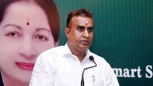 திடீரென தூத்துக்குடி வந்து சென்ற எஸ்பி வேலுமணி..  கோயில் தரிசனமா..  முக்கிய சந்திப்பா..  பின்னணி ? 
