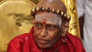 மதுரை ஆதீனத்தின் 293வது மடாதிபதி ஸ்ரீல ஸ்ரீ ஹரிஹரர் பதவியேற்பு - ரகசிய அறையின் சாவி ஒப்படைப்பு 