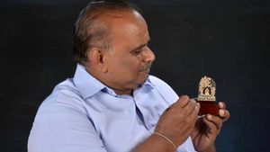 வெறும் 13 மி.மீ.. கற்பக விருட்சத்தில் கம்பீரமாக காட்சியளிக்கும் விநாயகர்.. டிகே பரணியின் கைவண்ணம் 