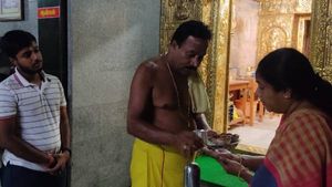 தலைக்கு வந்த ஆபத்து தலைபாகையோடு போனது.. குலதெய்வம் கோயிலுக்கு மகனுடன் சென்ற வானதி..  போட்டோஸ் வைரல் 