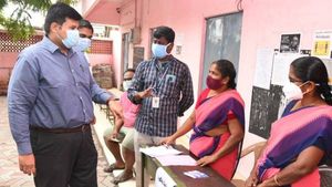 'பயப்படாதீங்க ஒன்னும் ஆகாது..' வீட்டுக்கே வந்து விளக்கிய ஆட்சியர்.. கரூரில் ஜோராக நடந்த வேக்சின் பணி