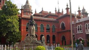 தமிழக போலீசாருக்கு 8 மணி நேர வேலை.. 10% கூடுதல் சம்பளம்.. உயர்நீதிமன்ற உத்தரவின்  முழு விவரம் 
