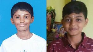 விநாயகர் சிலையை கரைக்க கிருஷ்ணா நதிநீர் இணைப்புக்கு சென்ற இரு மாணவர்கள் நீரில் மூழ்கி பலி 