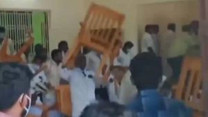 தேவக்கோட்டையில் கார்த்தி சிதம்பரம்- கே ஆர் ராமசாமி கோஷ்டியிடையே மோதல்.. நாற்காலிகளை வீசி தாக்குதல்! 
