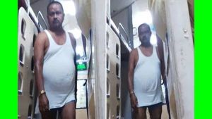 ஜட்டியுடன் ரயிலில் உலா வந்த எம்எல்ஏ.. கொந்தளித்த பயணிகள்.. வைரலாகும் போட்டோ..!