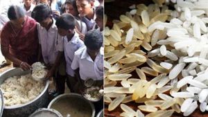 மாணவர்களுக்கு வயிற்றுவலி... சத்துணவில் பிளாஸ்டிக் அரிசி கலப்படம்..? முற்றுகையிட்ட மக்கள்..! 