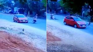 சாலையை கடக்கும் போது  கவனமாக போகனும்.. இல்லாட்டி இப்படித்தான்.. அதிர வைக்கும்  சிசிடிவி காட்சி ! 