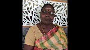 திண்டுக்கல்: பசுபதி பாண்டியன் கொலை வழக்கில் தொடர்புடைய பெண் நிர்மலா வெட்டிக் கொலை- தலை துண்டிப்பு! 