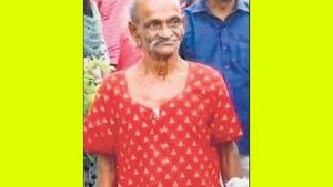 நைட்டியுடன் ரோட்டில்.. மோடியை கண்டித்து.. மீசை வழித்த.. 