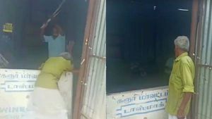 இப்படியா விப்பீங்க?...தட்டிக்கேட்ட மூத்த ‘குடி’ மகனுக்கு அடி உதை...டாஸ்மாக் அட்டூழியம் 