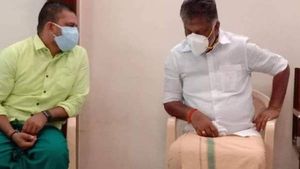 ஜெயலலிதாவின் உதவியாளர் பூங்குன்றன் ஓபிஎஸ் உடன் திடீர் சந்திப்பு 