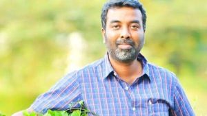 தேசிய நெடுஞ்சாலையில் ஆளையே தூக்கிப்போகும் காற்று...குலாப் புயலால் குமரியை மிரட்டிய மழை - வெதர்மேன் 