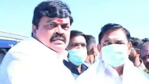 டிரேட் மார்க் புன்னகையில் இ.பி.எஸ்.. காலை தொட்டு வணங்கிய ராஜேந்திர பாலாஜி.. கட்சியினர் நெகிழ்ச்சி! 