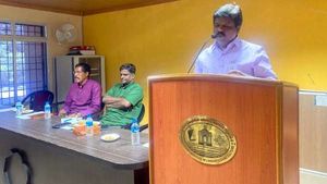 கிராமங்களில் சனாதான சக்திகள் - ஆரம்பகால திமுக போல் மீண்டும் சமூகநீதி பிரசாரம்- ரவிக்குமார் எம்.பி. 
