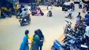 சபாஷ்..! பயங்கர ஆயுதங்களுடன் காரை கடத்தியவர்களை.. துணிச்சலாக விரட்டிப்பிடித்த காவலர்.. வைரல் வீடியோ