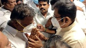 ஓபிஎஸ் மனைவிக்கு அஞ்சலி செலுத்த நள்ளிரவில் பெரியகுளம் சென்ற டிடிவி தினகரன்.. கையை பிடித்து ஆறுதல் 