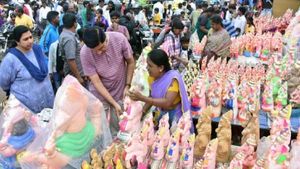 விநாயகர் சதுர்த்தி: கொரோனா எச்சரிக்கையை மீறி சந்தைகளில் குவிந்த மக்கள் - பூக்கள் விலை அதிகரிப்பு