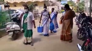 புதுவையில் 'கூவிக் கூவி' கொரோனா வேக்சின் போட..  அலையும் சுகாதாரத் துறையினர்.. வைரலாகும் வீடியோ