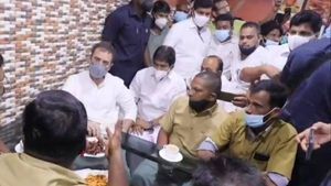 'சாரே.. ஒரு சாயா..' டீ கடைக்கு திடீர் விசிட் அடித்த ராகுல் காந்தி.. வைரலாகும் கலக்கல் வீடியோ