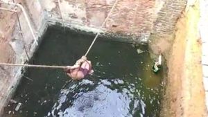 காதலியுடன் செல்போனில் பேசிய இளைஞர்.. திடீரென கிணற்றில் விழுந்ததால் அதிர்ச்சி! 