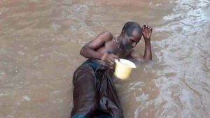  குமரியில் சாலையில் தேங்கிய கால்வாய் தண்ணீரில் குளியல் போட்ட முன்னாள் கவுன்சிலர்!..வைரலாகும் வீடியோ 